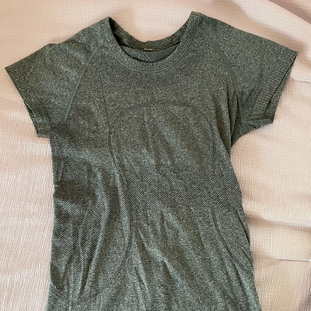 Women’s grey short sleeve Lululemon shirt